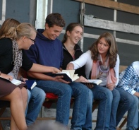 Jugendliche lesen gemeinsam in der Bibel