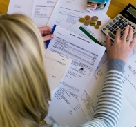 Frau begleicht ihre Rechnungen (schulden, verschuldung) (Bigstock: 51927352)