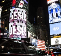 Whrend einer Stunde leuchtete der Name Jesus auf dem Times Square in New York.