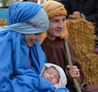 Maria und Josef mit dem Christkind auf dem Arm.