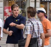 ISTL-Student spricht mit Passanten ber den Glauben.