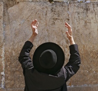 Mann an der Klagemauer in Jerusalem