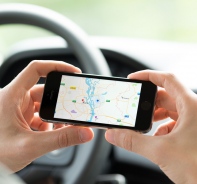 Mann benutzt Google Maps-Navigationssystem auf iPhone