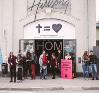 Die Hillsong Church in Konstanz hat eine gute Art gefunden, Besucher willkommen zu heissen.