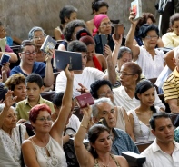 Eine Gemeinde in Kuba freut sich ber erhaltene Bibeln.