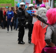 Am Marsch frs Lbe: Eine Gegnerin zielt mit ihrer Wasserpistole auf die Demonstranten.