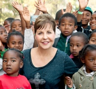 Joyce Meyer mit ihrem Hilfswerk Hand of Hope in Namibia