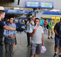 Die Polizei regelt am Mnchner Hauptbahnhof die Ankunft syrischer Flchtlinge, um Auseinandersetzungen zu vermeiden.