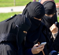 Muslimische Frauen im Burka-Schleier