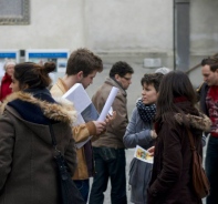 Gruppe von jungen Menschen auf Strasse