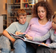 Mutter liest ihren Kindern aus einem Buch vor