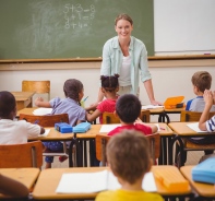 Lehrerin vor Schulklasse