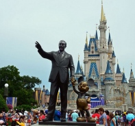 Walt Disney und Mickey Mouse vor Disney-Schloss