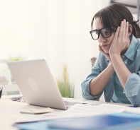 Frustrierte Frau vor Laptop