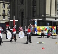 Tanzgruppe und Buscaf an Einsatz von Netzwerk Bern