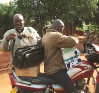 Missionare bringen evangelistische Literatur mit Motorrdern in abgelene Regionen in Burundi.