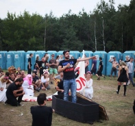 Stephan Maag predigt am Woodstock-Festival in Polen aus einem Sarg