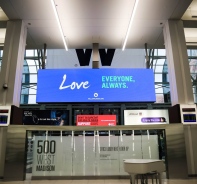 Werbetafeln in der Zugstation von Chicago