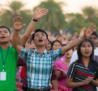 Worship whrend der BGEA-Evangelisation in Myanmar