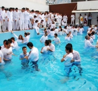 Taufe in einem Schwimmbecken im Iran