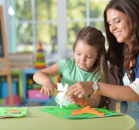 Mutter spielt mit Tochter