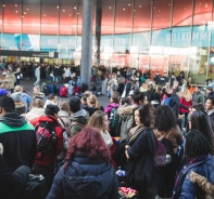 Erwartungsvolle Jugendliche kurz vor dem Check-In.