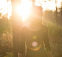 Frau in Sonnenlicht