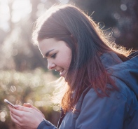 Frau mit Smartphone in der Natur