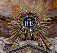 IHS-Monogramm an Altar in rmischer Kirche