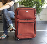 Jugendliche mit Koffer am Flughafen