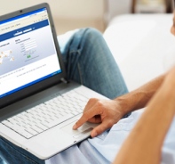 Mann surft auf Laptop auf Facebook