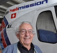 Ernst Tanner vor Helimission-Helikopter