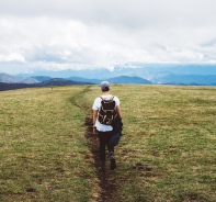 Mann auf Wanderweg