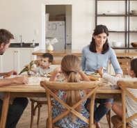 Familie beim Essen