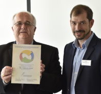 Denis Theurillat, Prsident der AGCK.CH prsentiert die Urkunde des Gaststatus; Peter Schneeberger, designierter VFG-Prsident