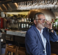 Mann in Bar mit Alkoholproblem