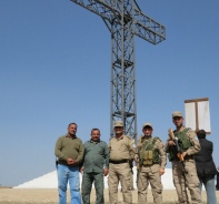 Das Kreuz im Hintergrund wurde von irakischen Christen aufgebaut.