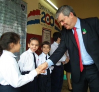 Der paraguayische Minister fr Bildung und Wirtschaft Enrique Riera besucht eine Schule.