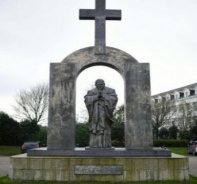 Statue von Papst Johannes Paul II. in Ploermel