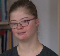Hannah Kiesbye nannte ihren Schwerbehinderten-Ausweis zu Schwer-in-Ordnung-Ausweis um.