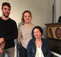 Pia Ambord (rechts) mit ihren Bandmitgliedern Steven Mder und Debora Ryf.