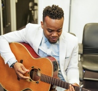 Travis Greene ist Snger und Pastor.