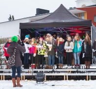 Ein Jugendchor singt Weihnachtslieder.