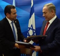 Jimmy Morales, Prsident von Guatemala, mit Benjamin Netanjahu, dem israelischen Premierminister.