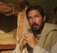 Jim Caviezel spielt Lukas im Film Paul, Apostle of Christ.