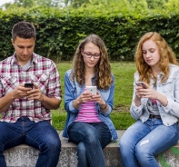 Jugendliche mit Smartphones (Symbolbild)