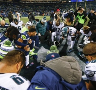 Die Philadelphia Eagles beten mit den Seattle Seahawks.