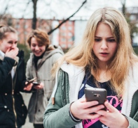 Jugendliche mit Smartphones (Symbolbild)