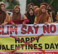 In Indonesien gehen Muslime auf die Strasse, um gegen den Valentinstag zu protestieren.