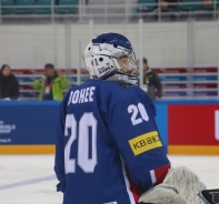 Die sdkoreanische Eishockey-Torhterin Han Dohee trgt einen Bibelvers auf ihrem Helm.